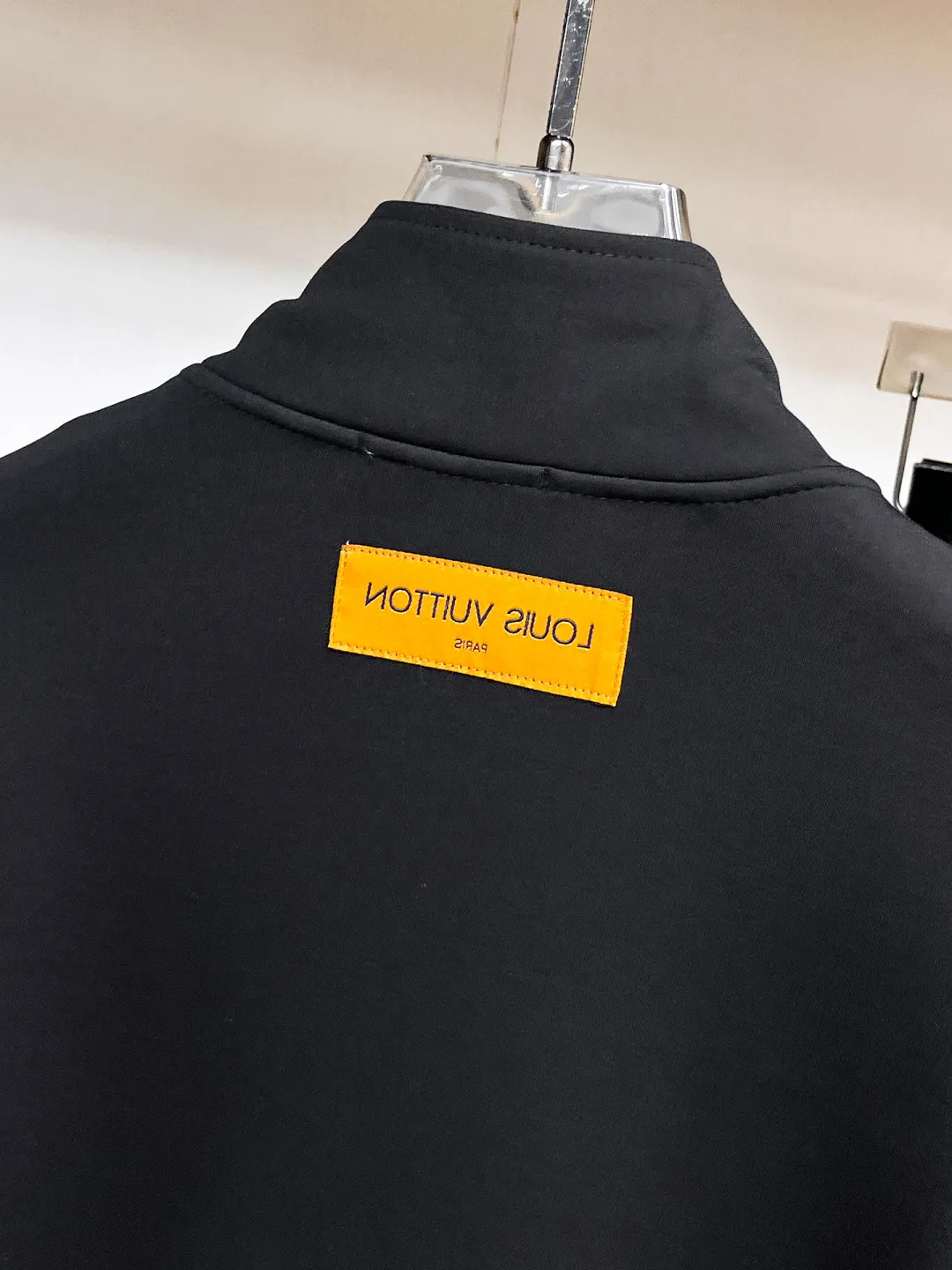 🅿️720 LV 2025 autumn and winter new counter casual suit, breathable, comfortable and casual! Full of high-end feel! The details are exquisite and high-end, and the workmanship is impeccable! The original high-end fabric is very high-end! The fabric is crisp, anti-wrinkle and wear-resistant, warm, neat and stylish. Everyone must buy a set this autumn and winter. They must look cool and handsome when wearing it. We specially recommend the size M-3XLC30